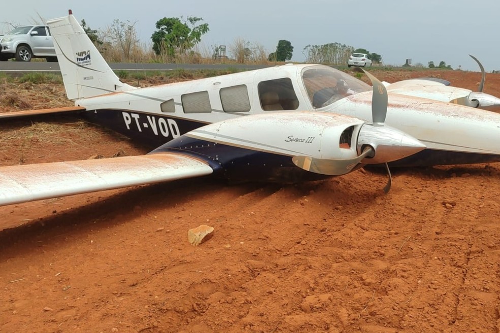 Avião do deputado Julio Campos parou às margens de estrada em MT — Foto: Reprodução