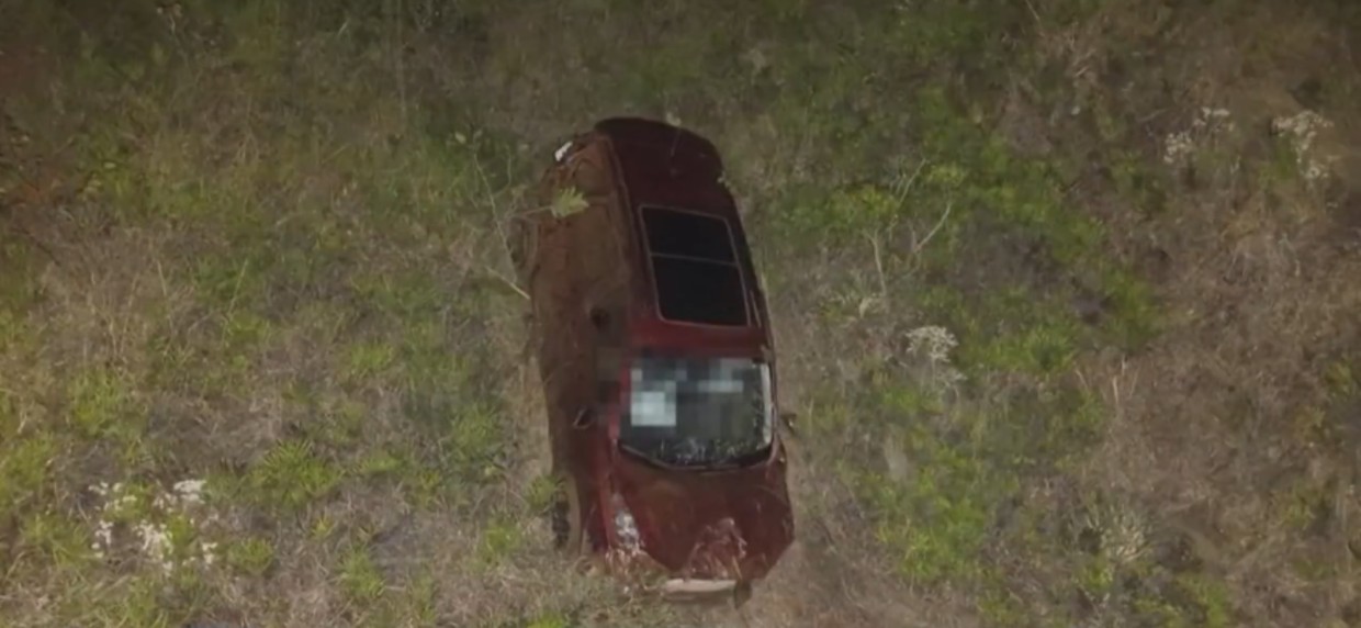 Motorista morre após carro cair em ribanceira na Grande BH