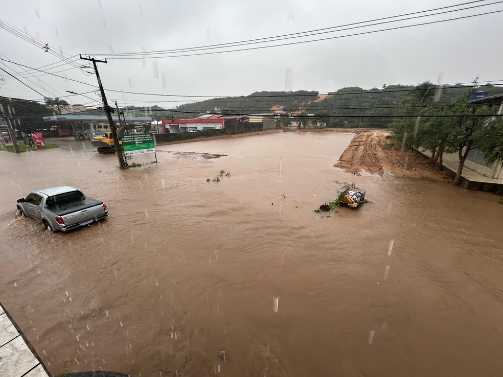 Lagoa de captação transbordada no conjunto Cidade Satélite, na Zona Sul de Natal — Foto: Stephany Souza/Inter TV Cabugi