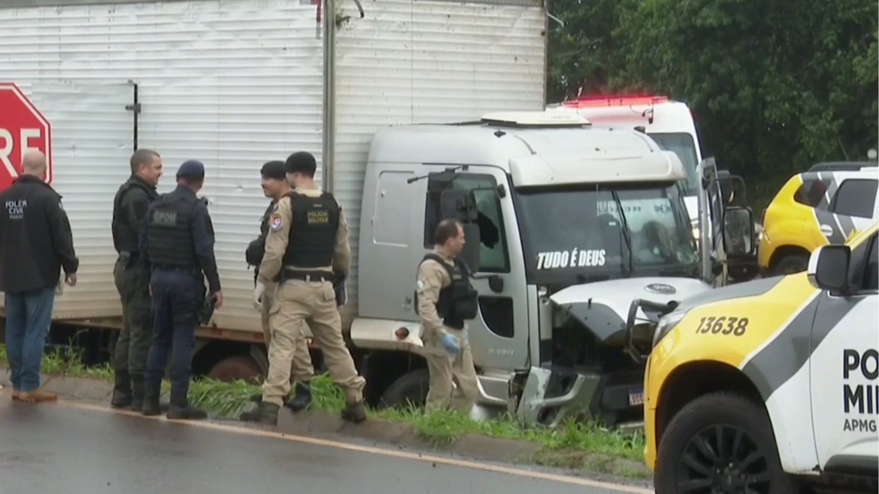 Perseguição a caminhão com drogas termina em tiroteio e feridos em Cascavel