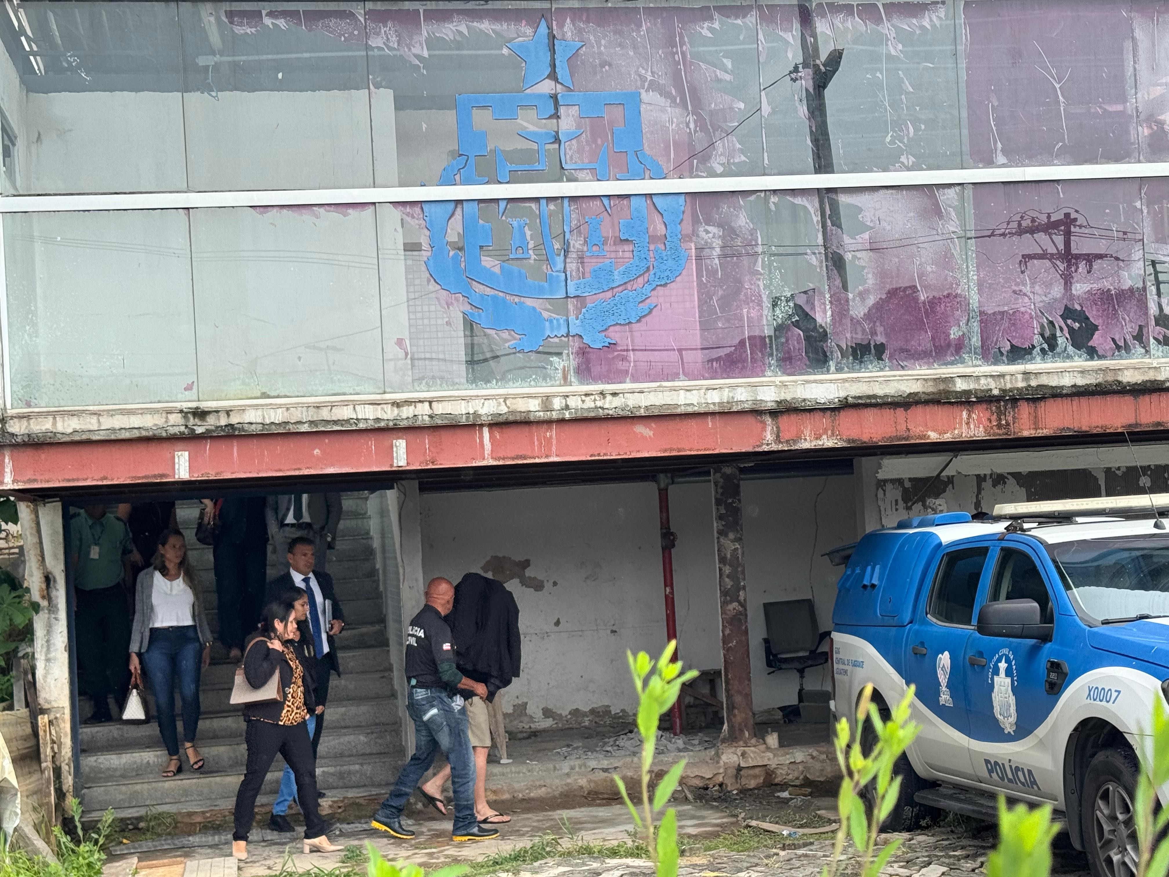 Com gritos de 'justiça', filho de vereadora suspeito de atropelar corredor em Salvador é hostilizado ao sair de delegacia 