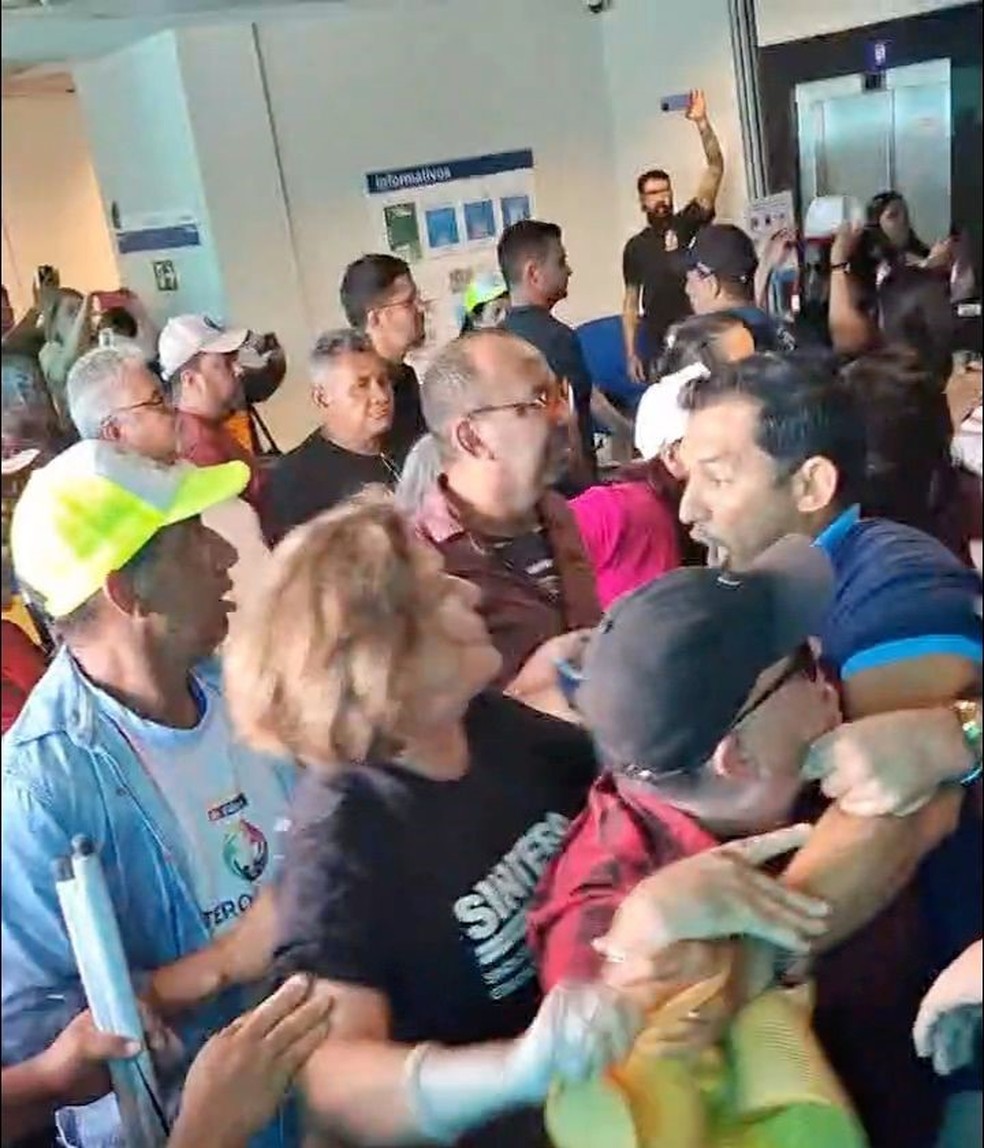Manifestantes ocupam prédio da Seduc em Porto Velho — Foto: Reprodução/Redes Sociais
