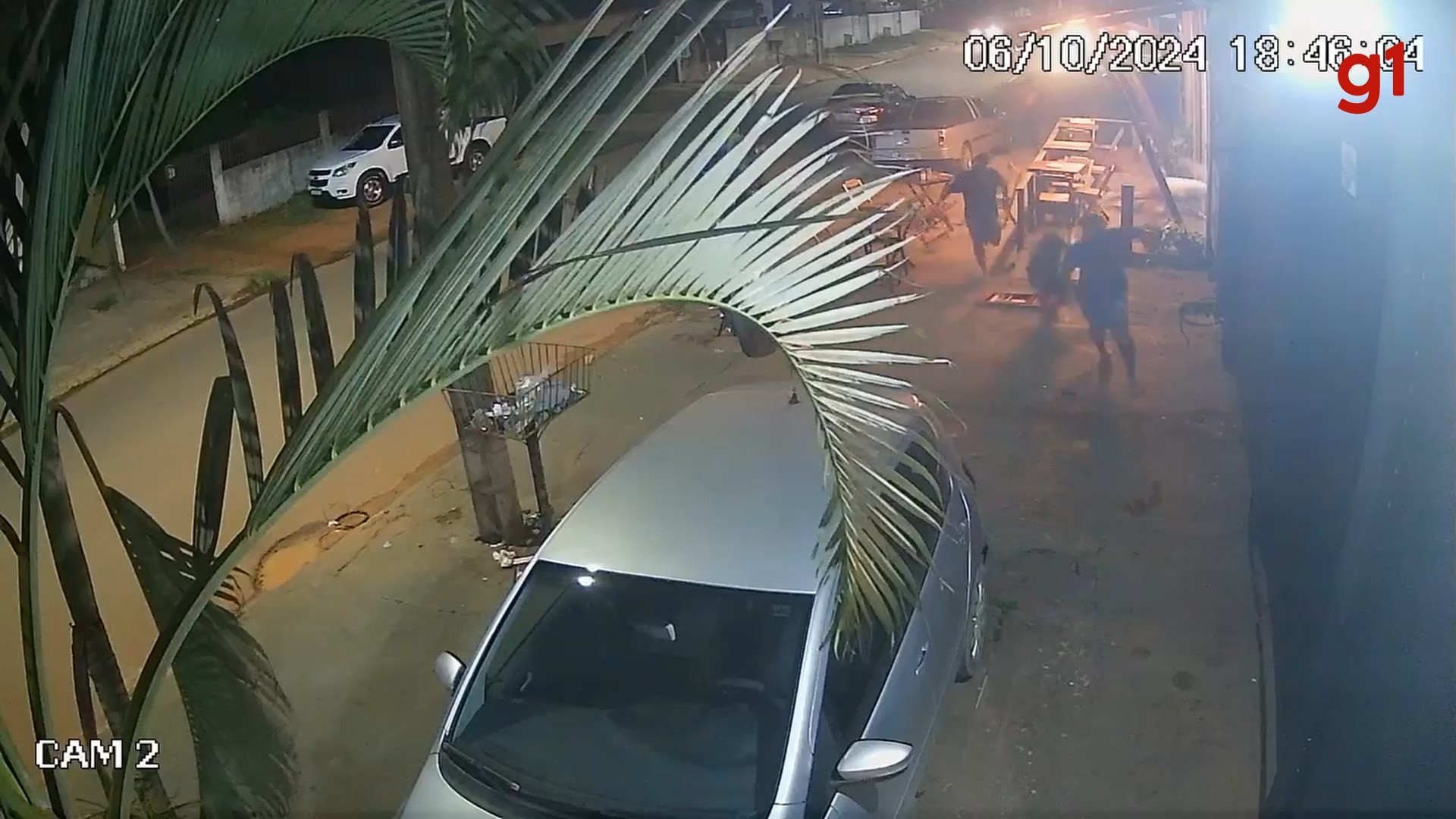 VÍDEO: Homem é atacado com mais de 10 tiros enquanto bebia com os amigos em Vilhena, RO