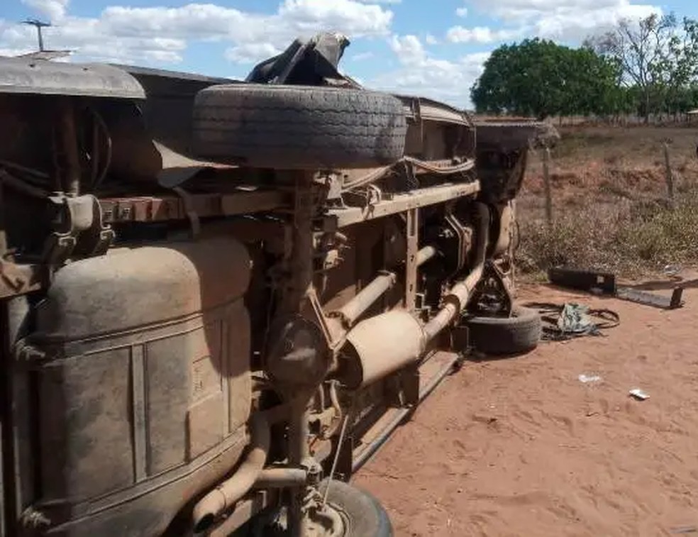 Van capotou na BR-410 após um dos pneus estourar — Foto: Calila Notícias