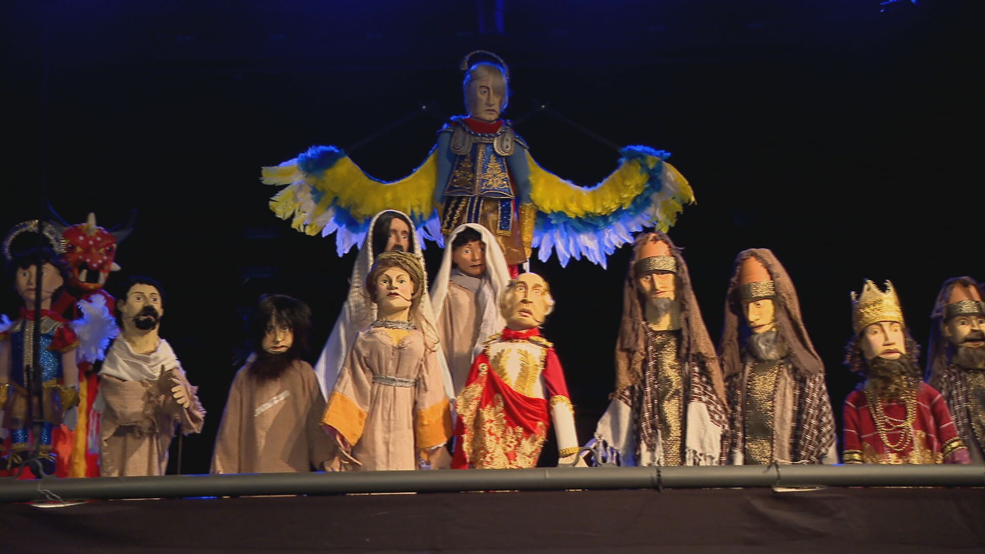 De grupos de bairro a montagens com bonecos, encenações da Paixão de Cristo mobilizam comunidades e artistas de PE