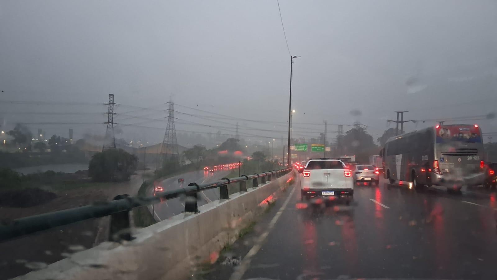 Em dia de chuva, cidade de SP bate recorde do ano de congestionamento pela manhã com 894 km