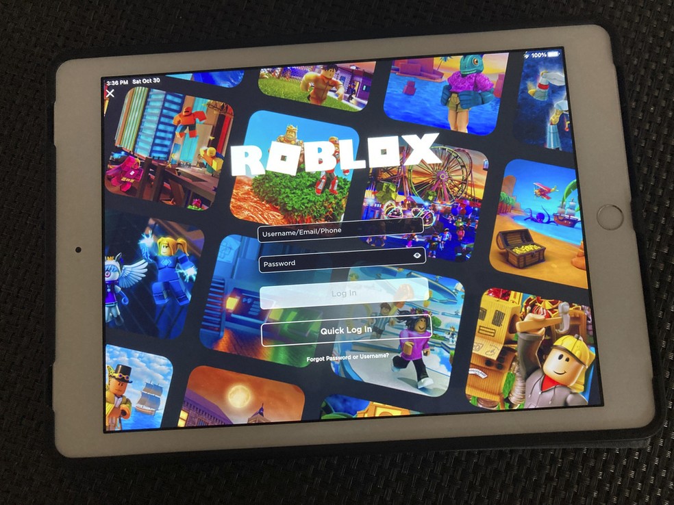 Plataforma de jogos Roblox é exibida em um tablet. — Foto: AP/Leon Keith