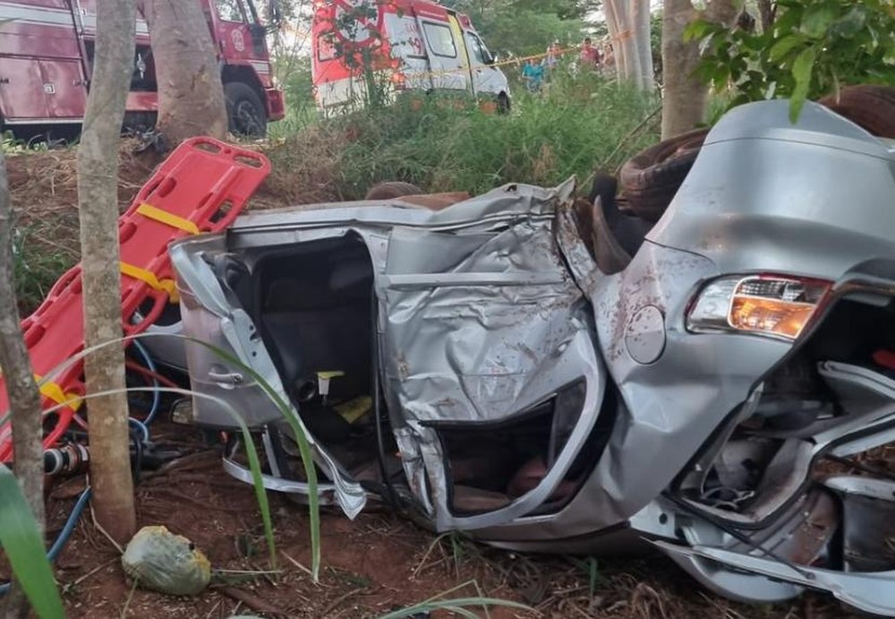 Santa Clara dOeste-SP: Mulher, marido e pai morrem após bater carro em placa de sinalização, capotar e atingir árvore