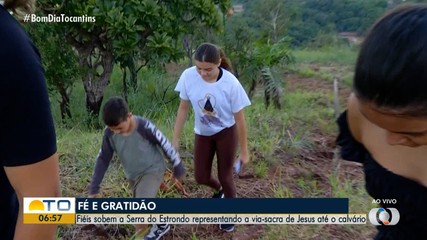 Fiéis sobem a Serra do Estrondo representando a via-sacra de Jesus até o calvário