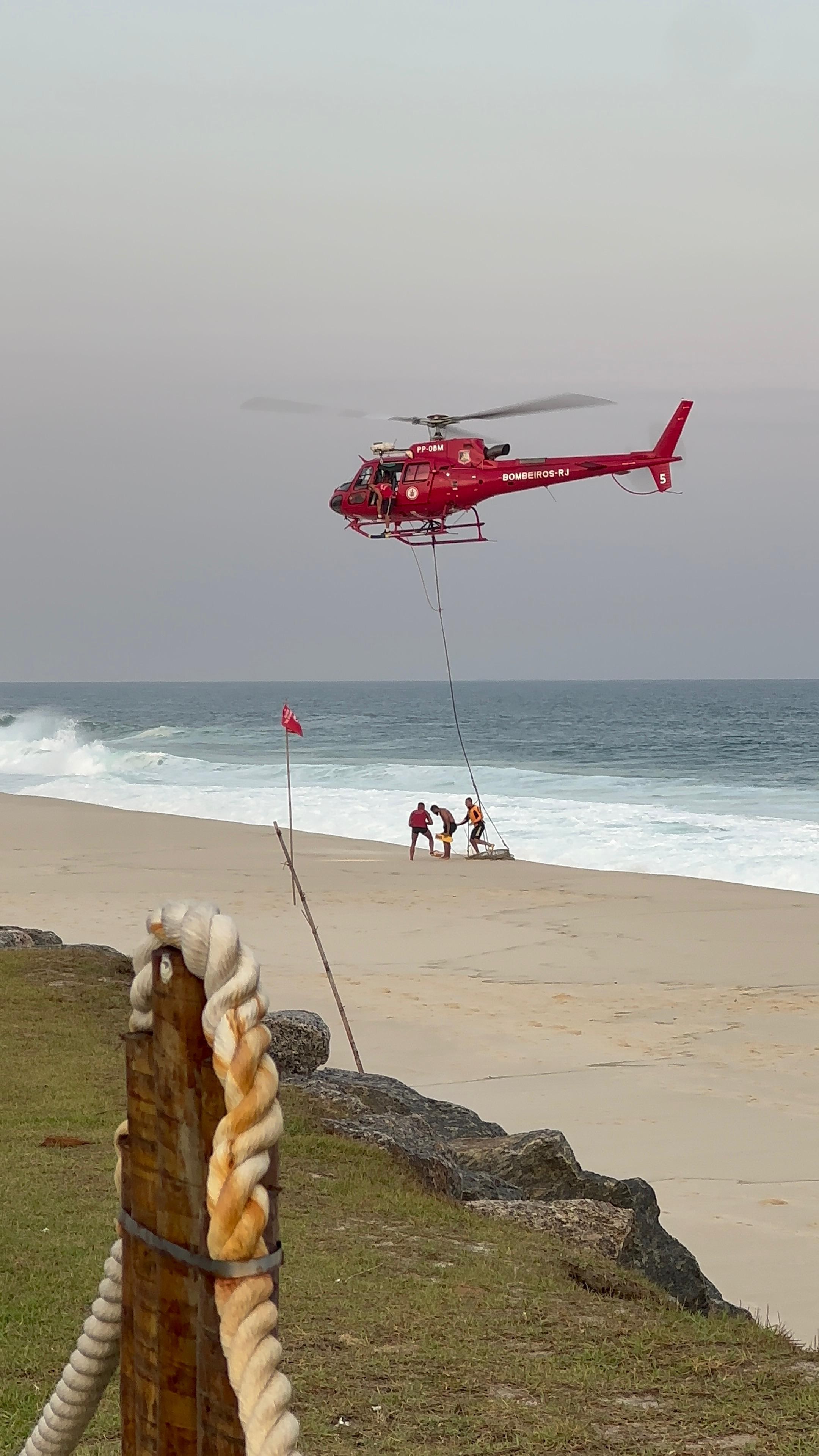 Homem é resgatado por helicóptero em praia de Maricá 
