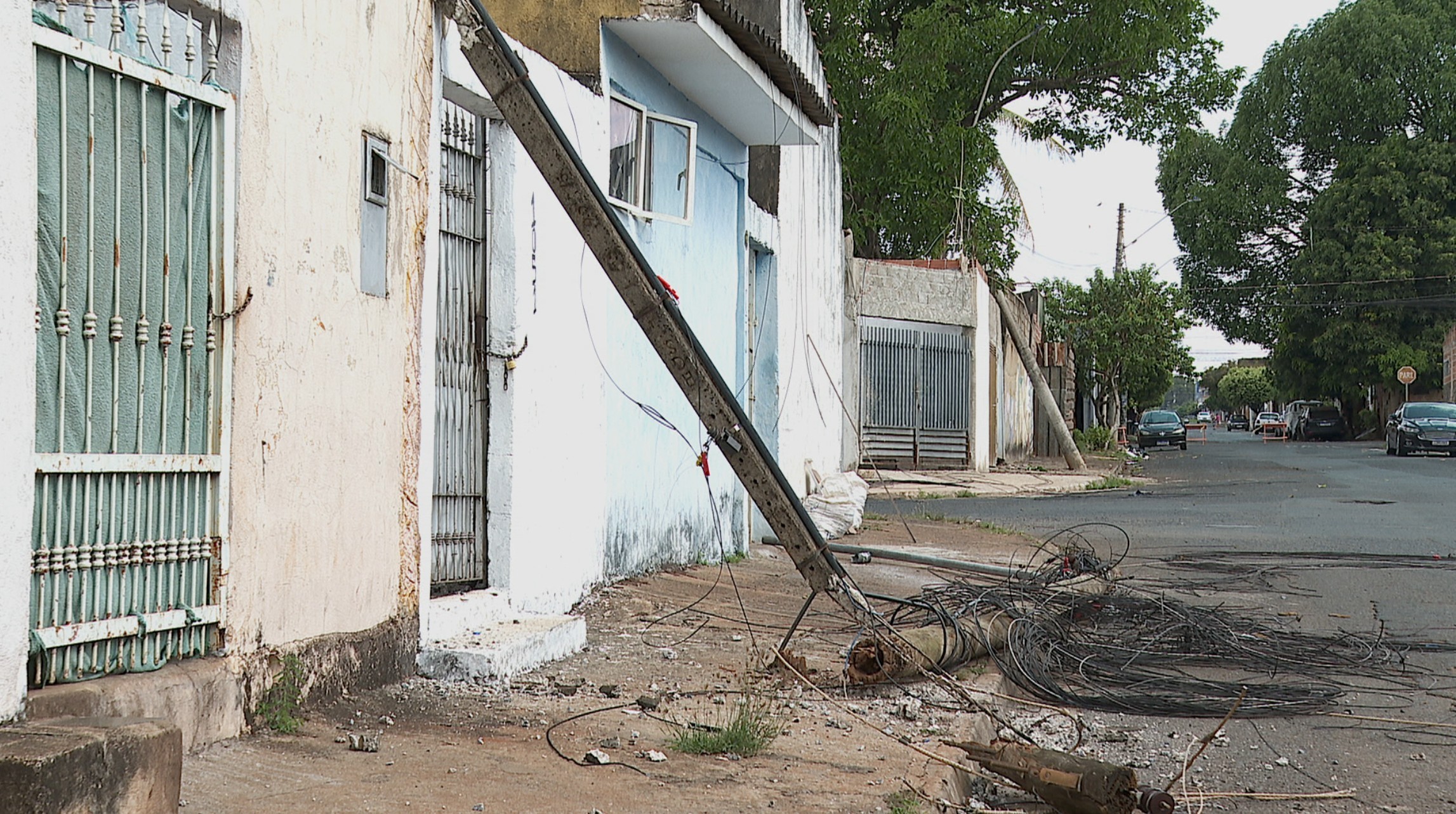 Caminhão esbarra em fios, derruba postes, e moradores ficam sem luz na Zona Norte de Ribeirão Preto, SP