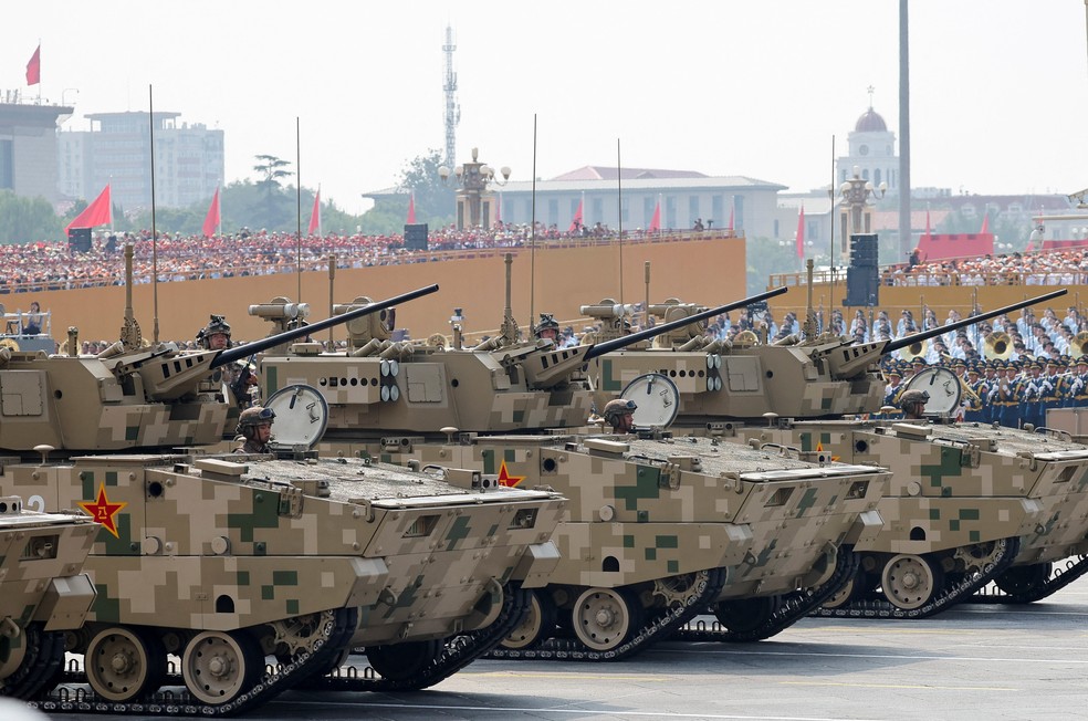 Tanques em desfile militar na China — Foto: REUTERS/Maxim Shemetov