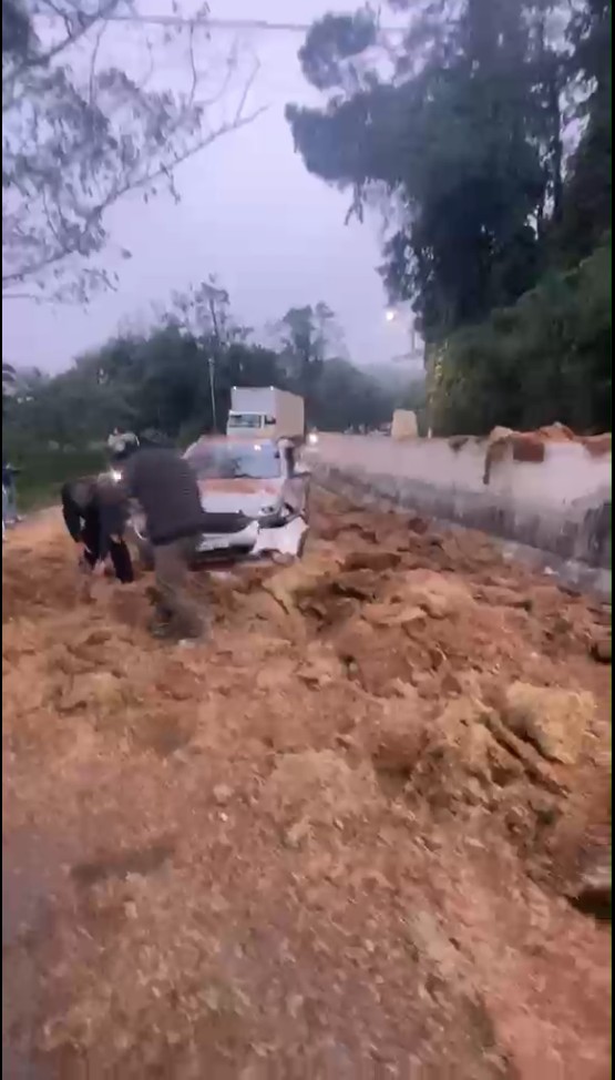 Colisão entre caminhão e caminhonete em Itapecerica da Serra, na Grande SP, causa congestionamento em rodovia