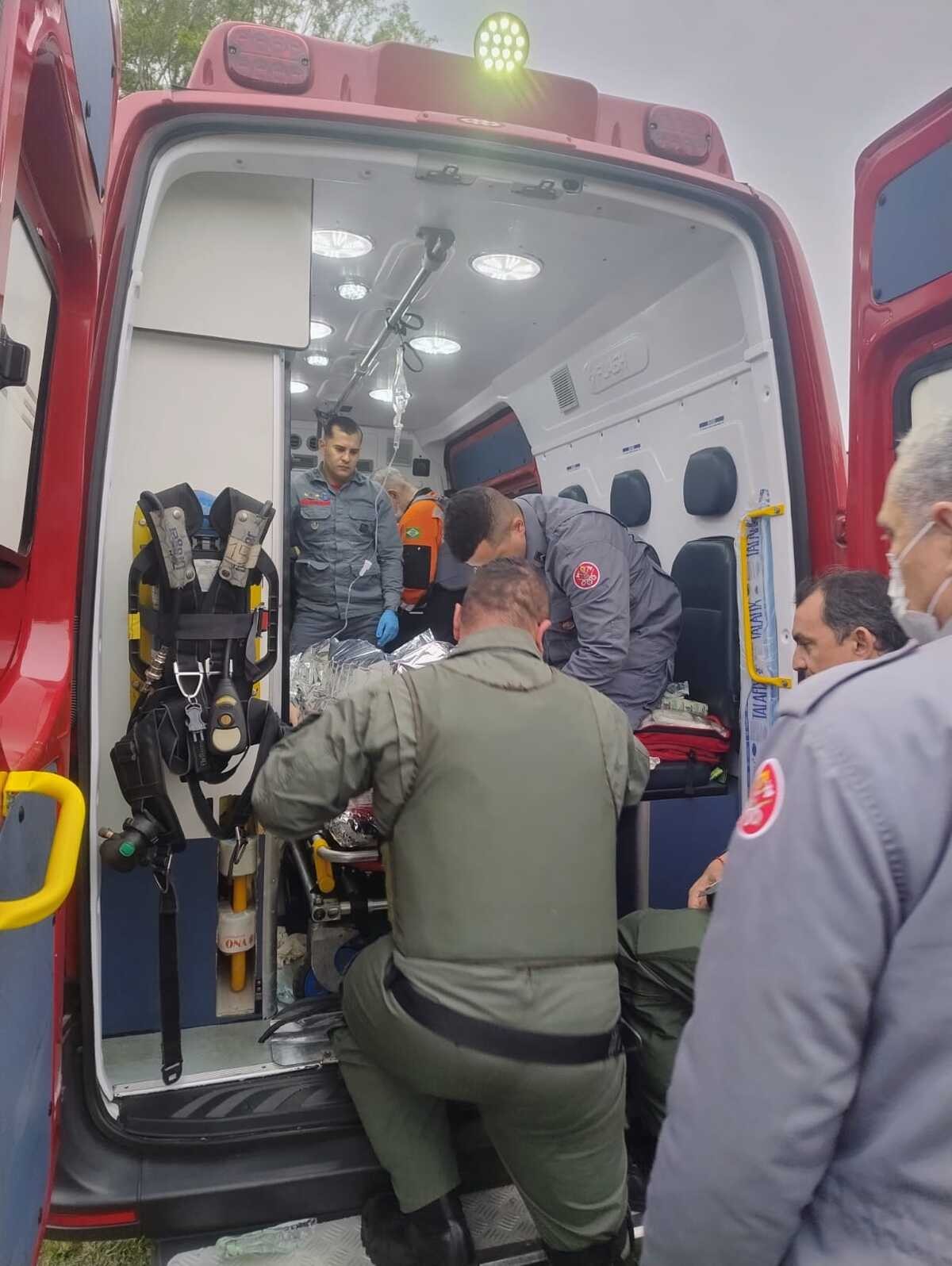 Motociclista fica ferido após ser atingido por caminhão em Suzano 