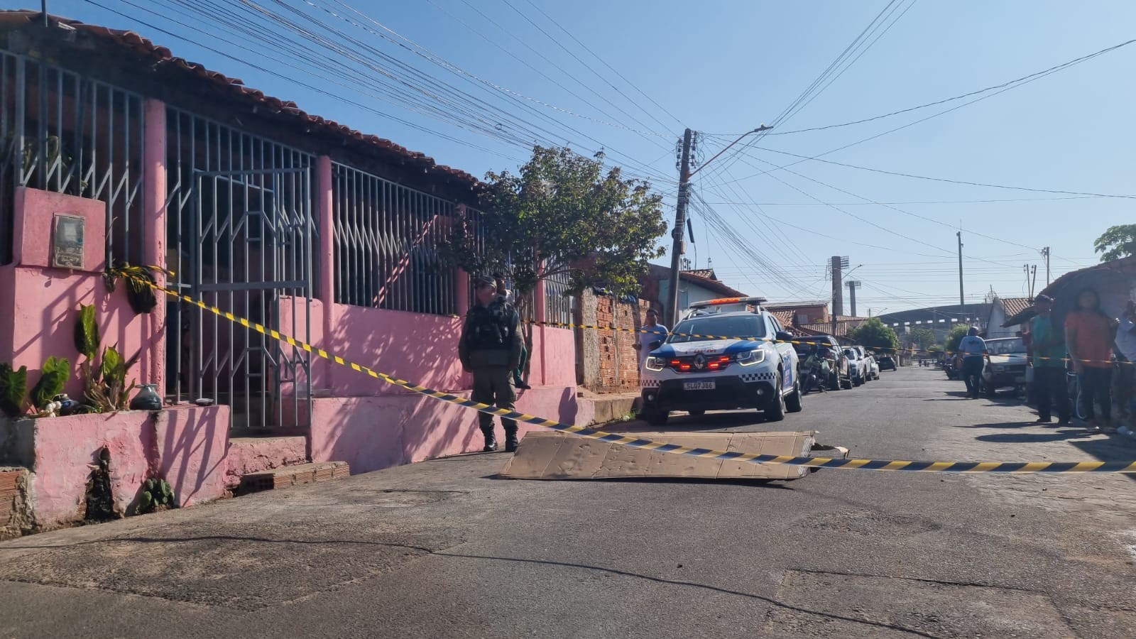 Homem é assassinado a tiros na frente da casa da mãe, na Zona Sul de Teresina