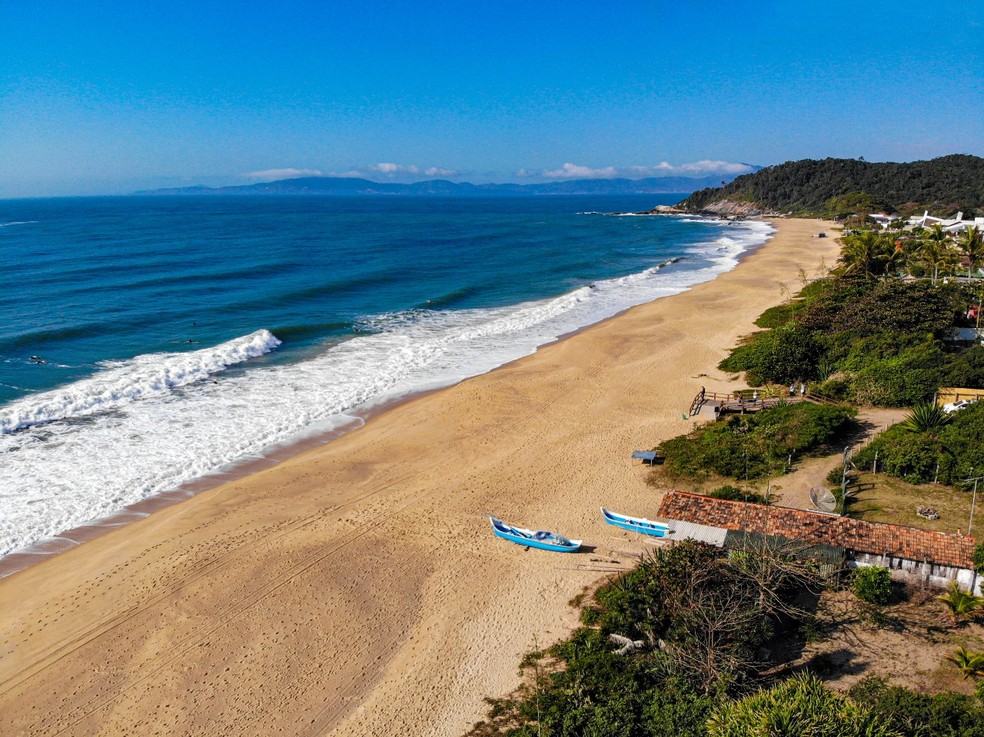 Praia do Estaleirinho, em Balneário Camboriú, premiada com Bandeira Azul — Foto: PMBC/Divulgação