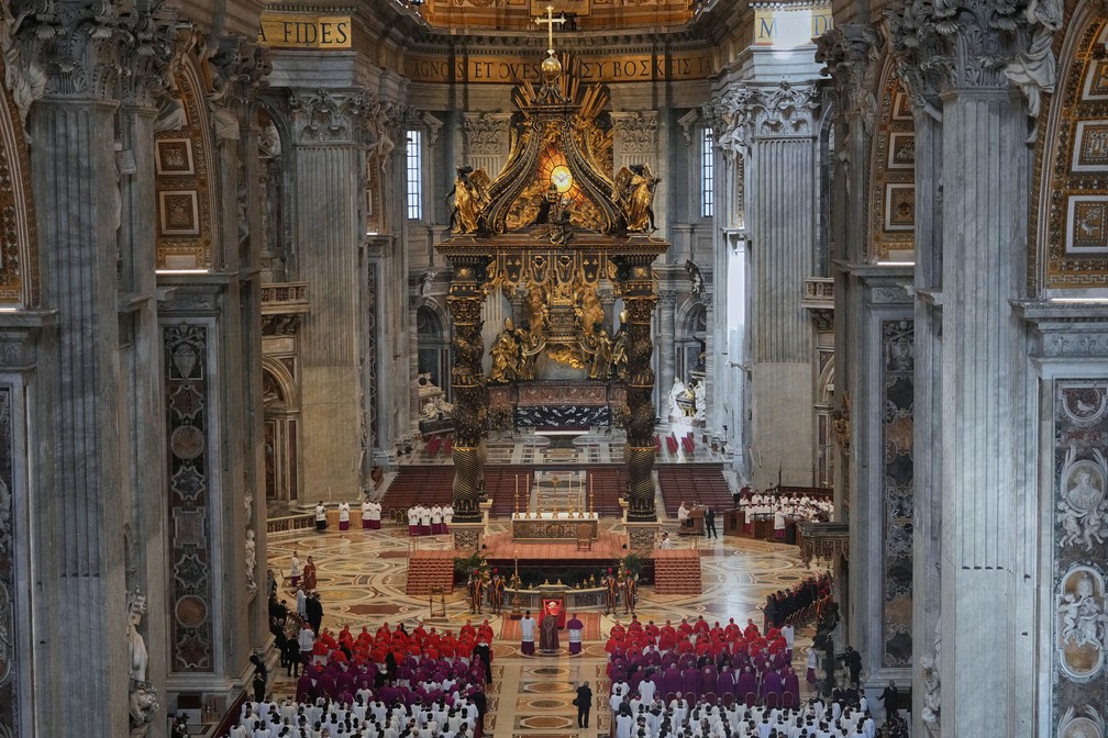 Corpo de papa Francisco chega à Basílica de São Pedro — Foto: Andrew Medichini/Pool via REUTERS
