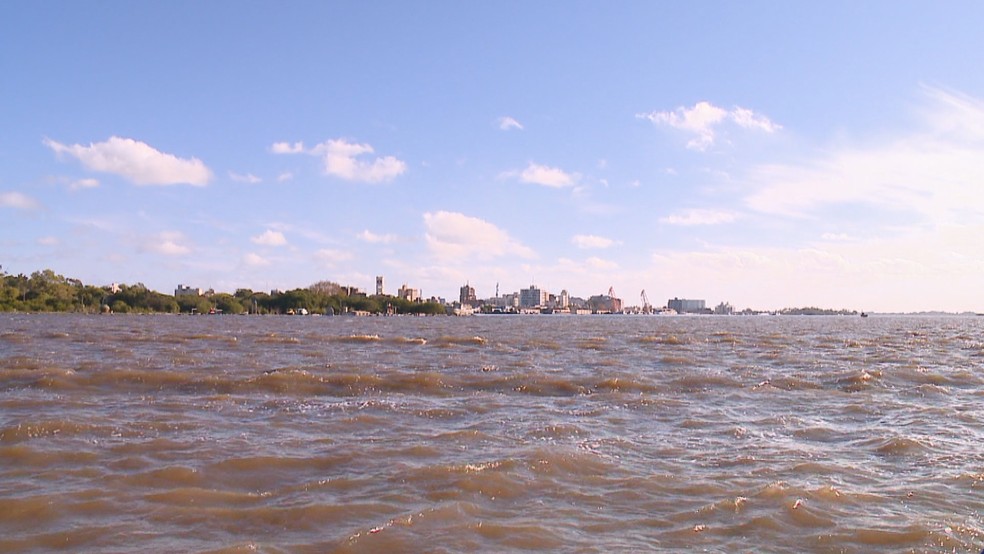 Água da Lagoa dos Patos em Rio Grande — Foto: Reprodução/RBS TV