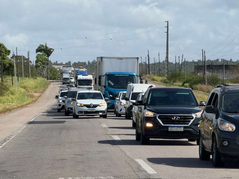 Fila de carros na BR-101 na Grande Natal — Foto: Sérgio Henrique Santos/Inter TV Cabugi
