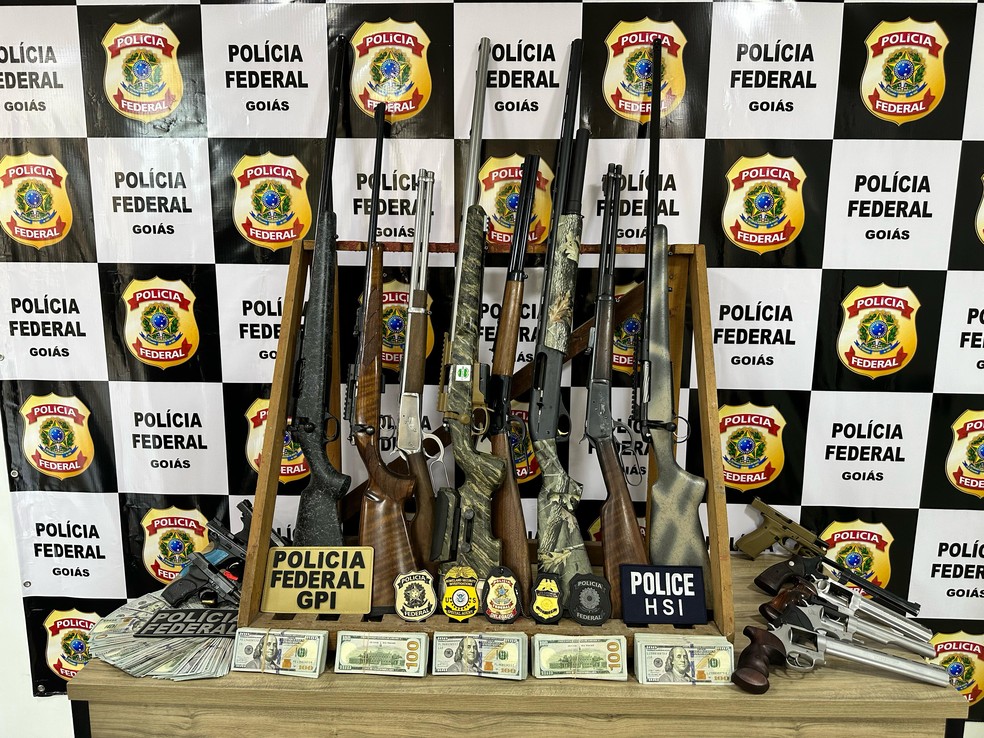 Operação contra suspeitos de comprar munições nos EUA e transportar em contêineres ao Brasil apreendeu armas e mais de 61 mil dólares — Foto: Polícia Federal/Divulgação