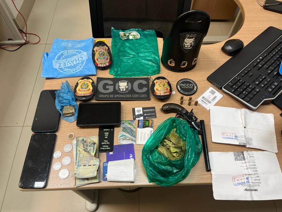 Drogas, folhas de coca e moedas estrangeiras foram apreendidas — Foto: PM-TO/Divulgação