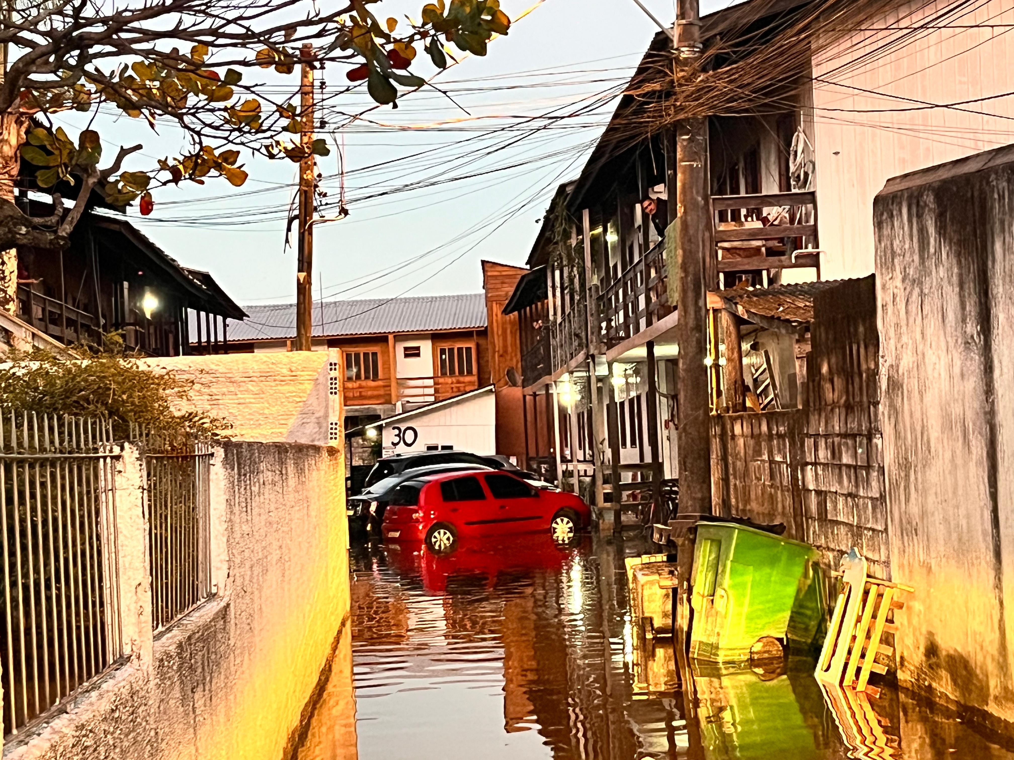 Ciclone em SC: Maré alta causa alagamentos e complica trânsito em Florianópolis 