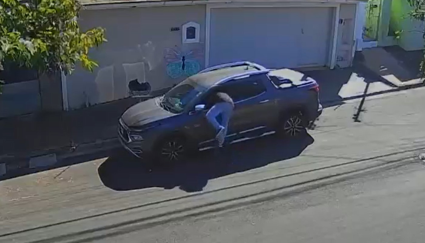 VÍDEO: Dona de veículo acompanha tentativa de furto e prisão de homem 'ao vivo' por câmera em Limeira