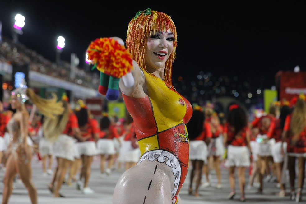 Salgueiro: destaque surge como Emília com pintura corporal e tapa-sexo de 10 cm e domina ensaio técnico