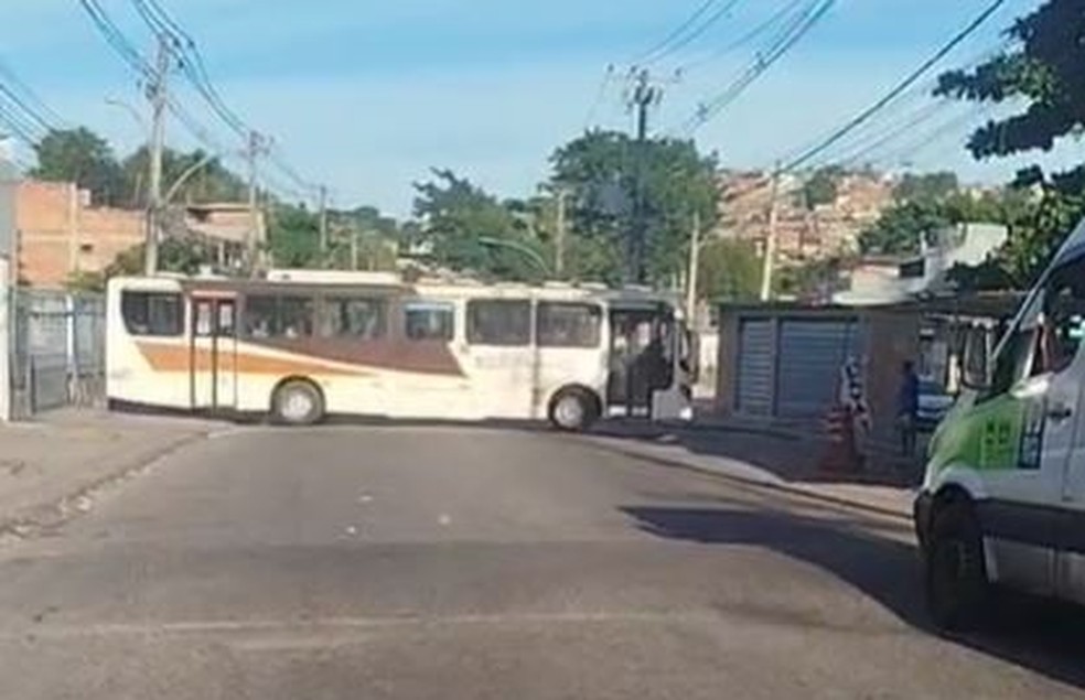 Ônibus usado como barricada em Costa Barros