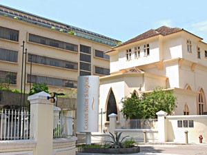 Homem dá entrada em hospital esfaqueado e é preso; ele é suspeito de atacar a ex, que também foi esfaqueada