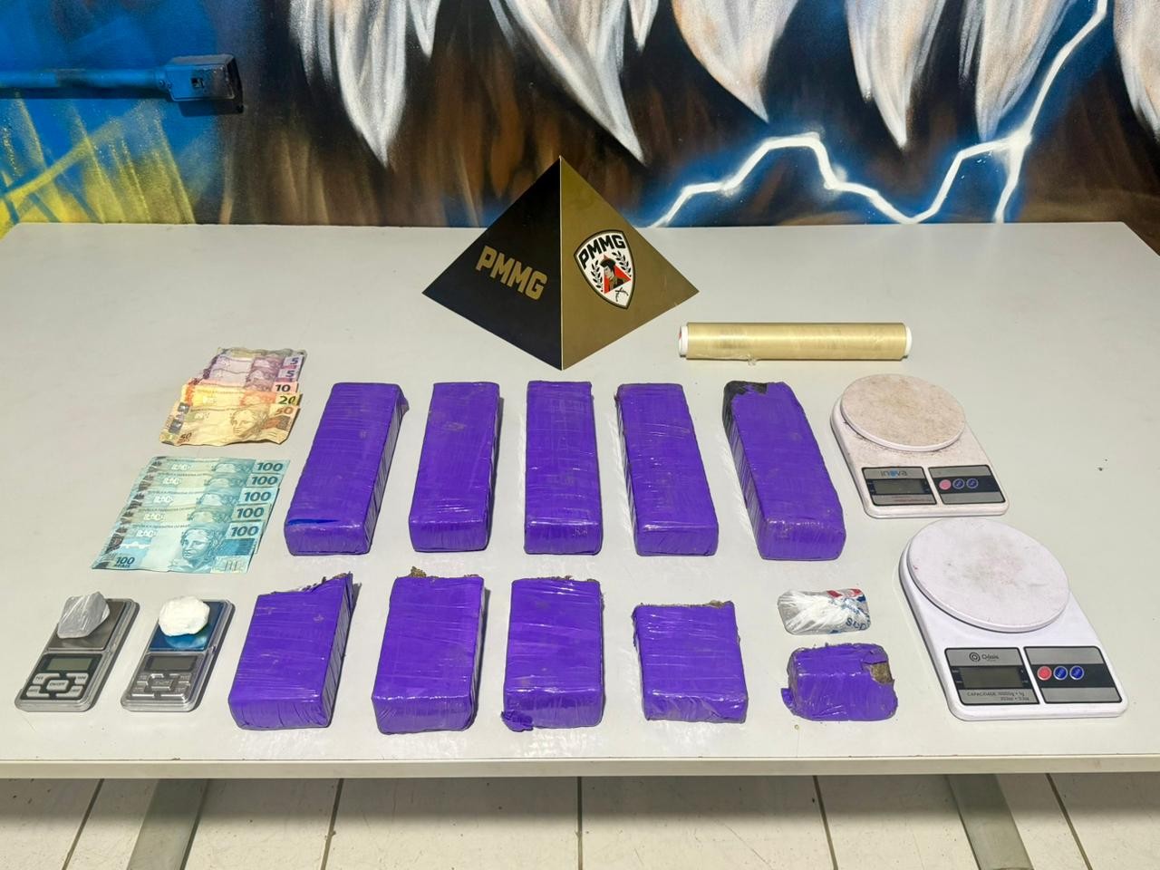 Pai e filho são detidos após apreensão de 8 barras de maconha em Ipatinga
