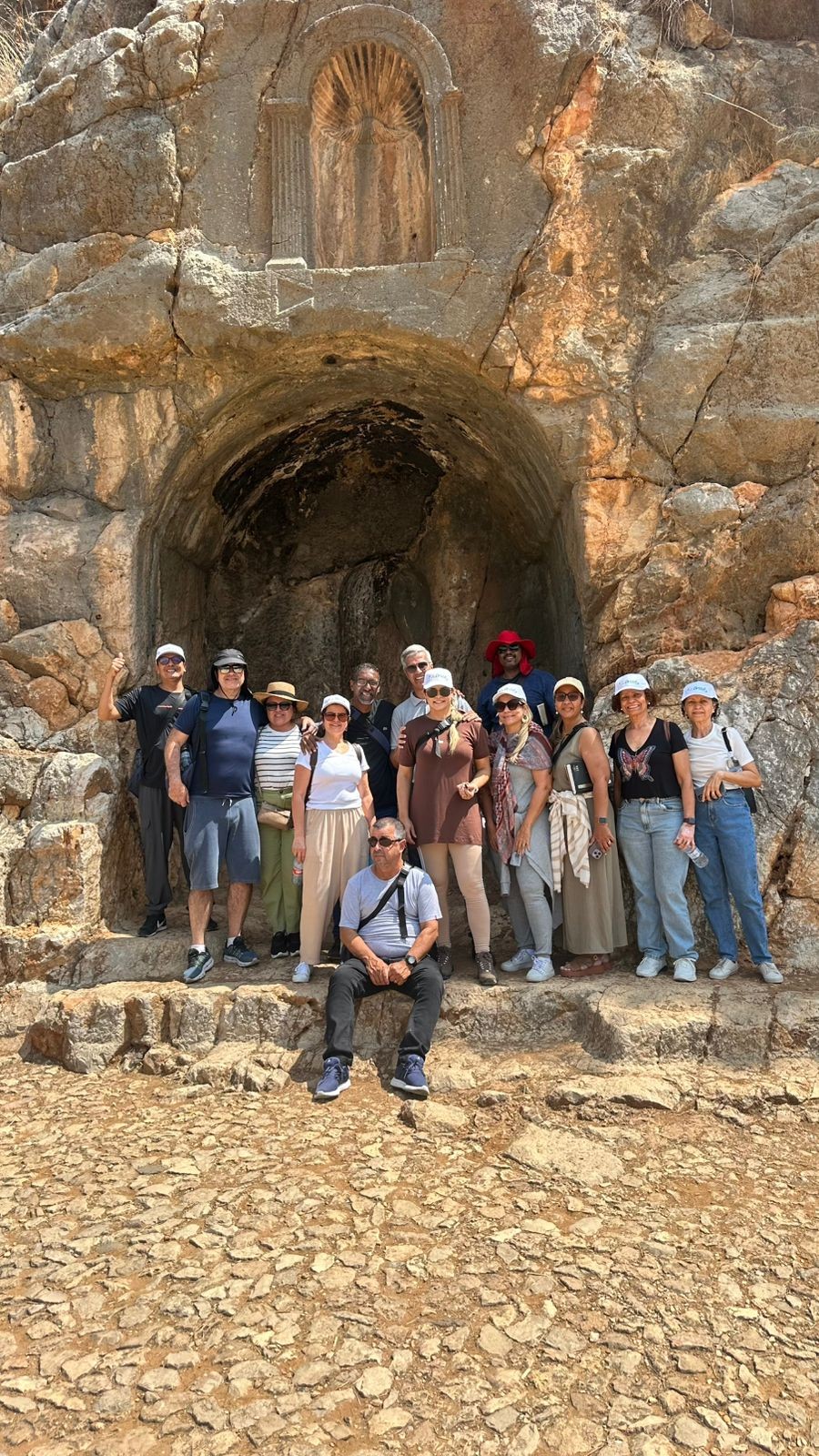 Grupo de Macaé que fazia retiro espiritual em Israel fica preso durante ataques