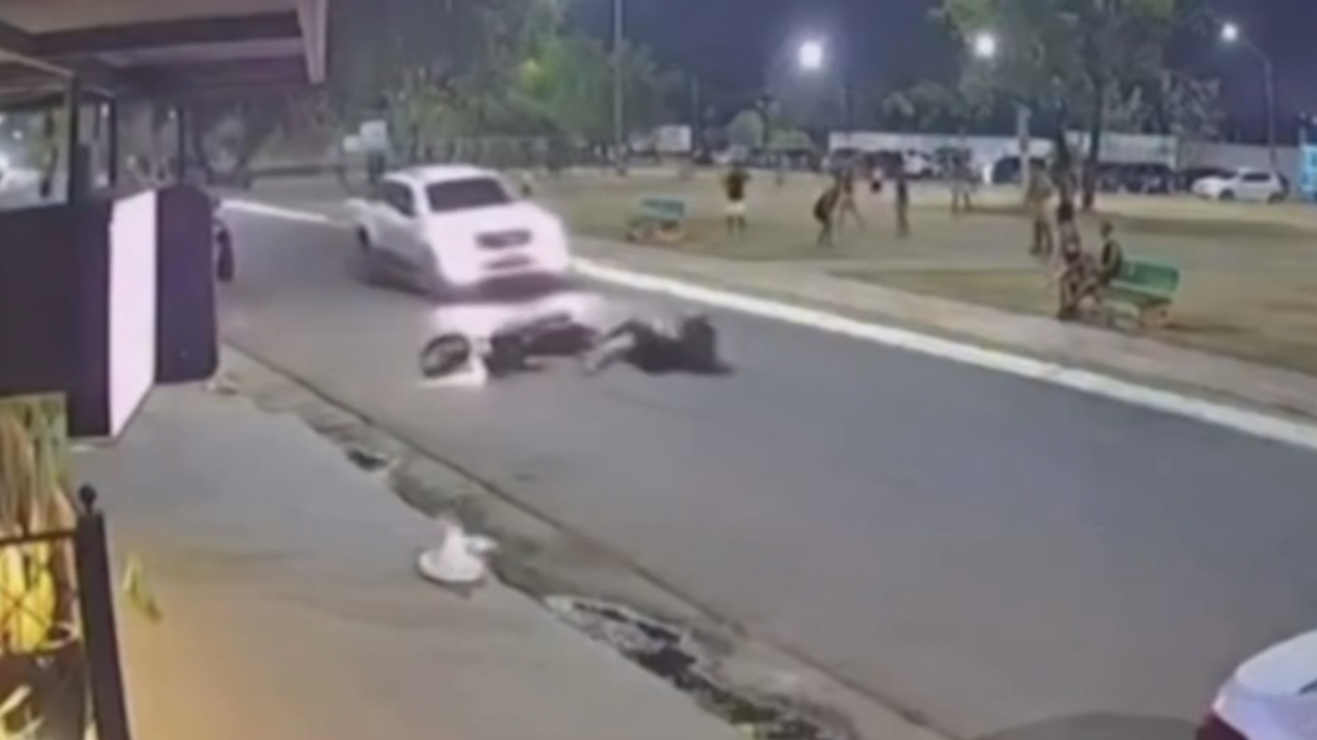 VÍDEO: Motociclista escapa por pouco de ser atropelado após bola de futebol atingir roda de moto no Pará