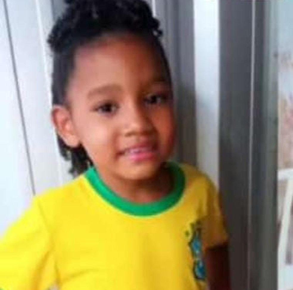 Uma das vítimas do desabamento de um prédio em Paulista, no Grande Recife, foi a menina Ester Misael, de 5 anos — Foto: Reprodução/WhatsApp