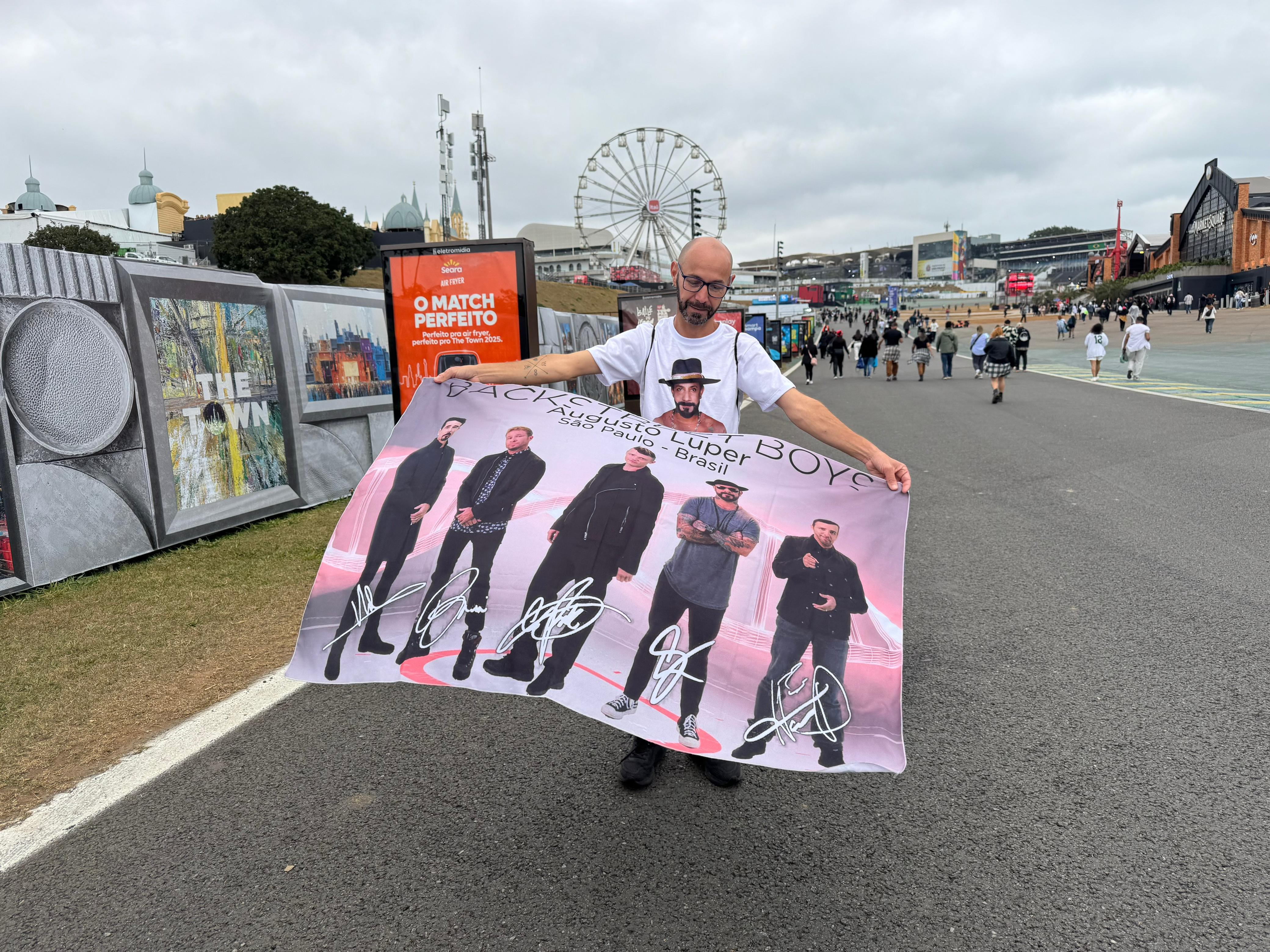 Escritor leva bandeira do Backstreet Boys ao The Town em homenagem à amiga morta na pandemia