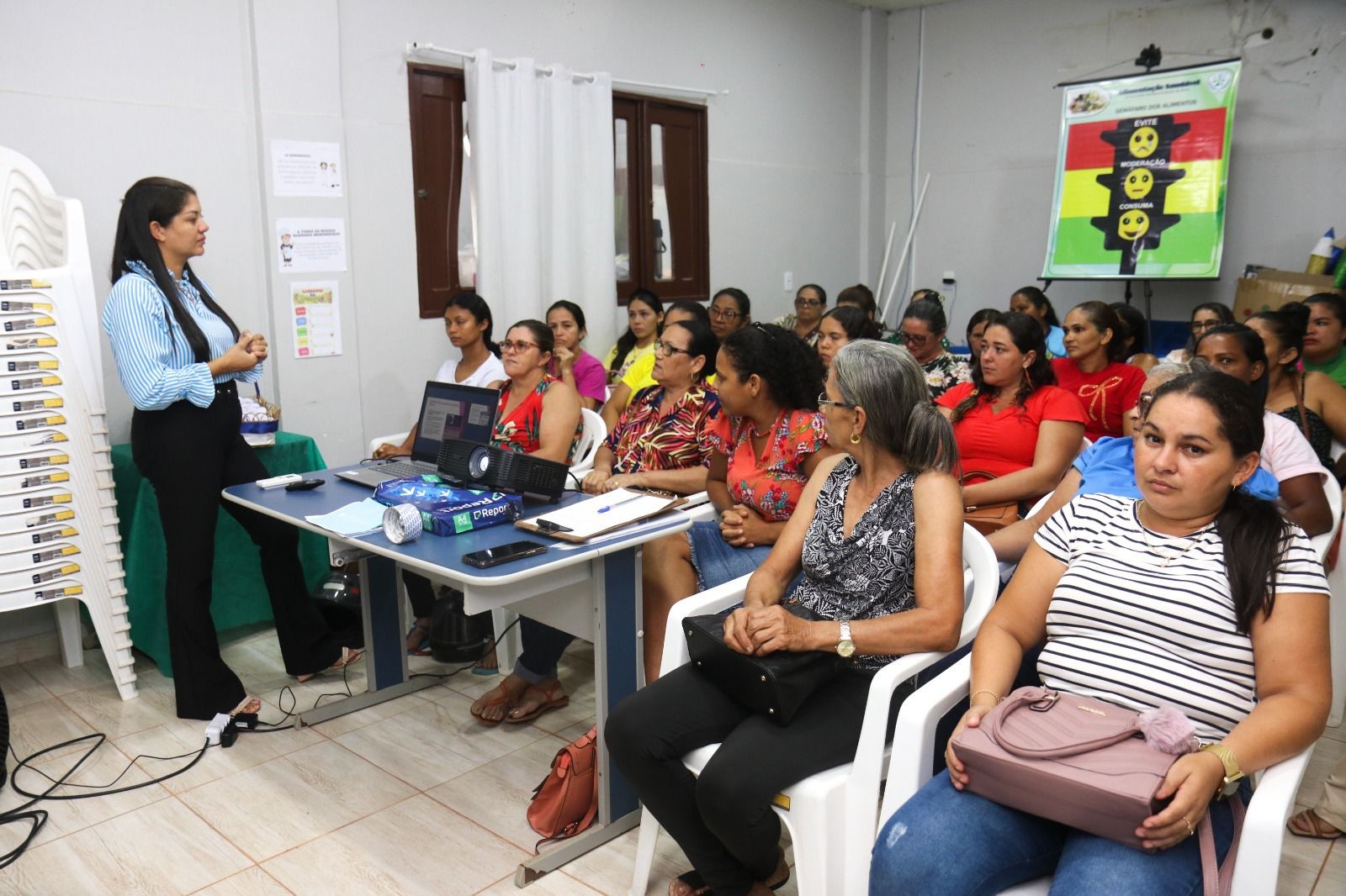 Servidoras de escolas de Mojuí dos Campos participam de curso de boas práticas na manipulação de alimentos