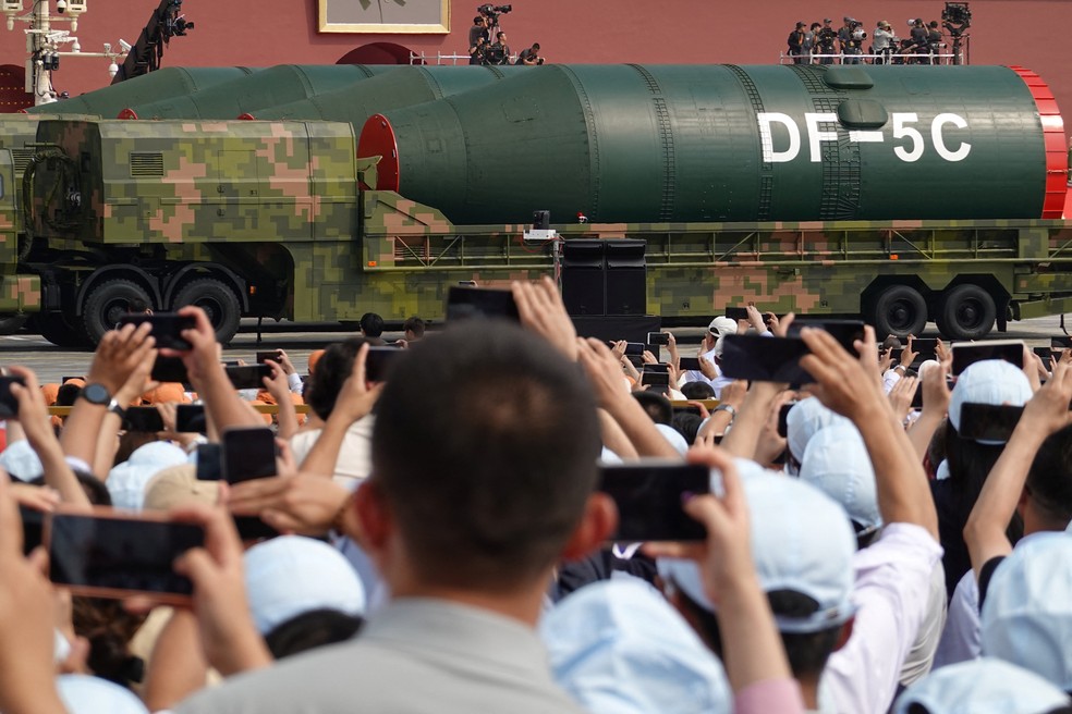 Público registra a passagem dos mísseis nucleares DF-5C durante desfile militar na China — Foto: REUTERS/Go Nakamura