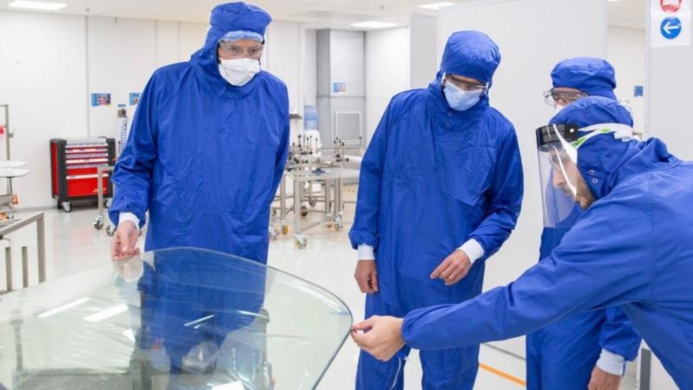 Quanto maiores as janelas dos aviões, mais difícil é de fabricá-las. — Foto: Saint-Gobain via BBC