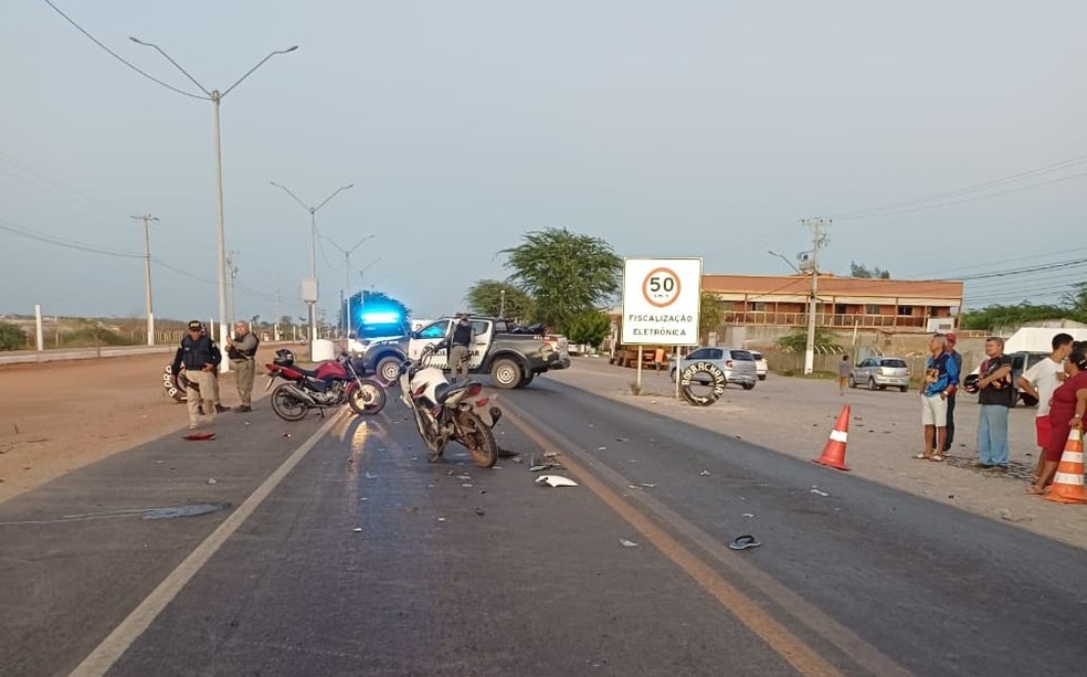 Uma colisão frontal entre duas motocicletas resultou na morte de um homem de 40 anos, na tarde de segunda-feira (30) — Foto: PRF