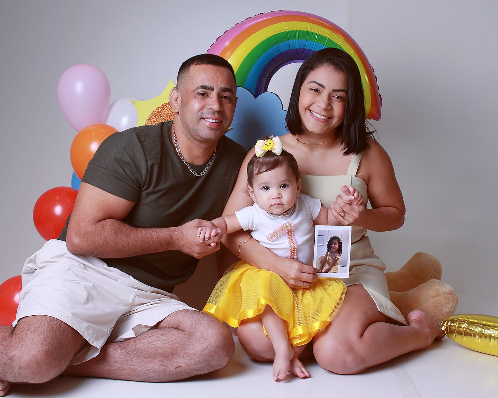 Vídeo mostra caçula de 2 anos brincando com foto e brinquedos de irmã falecida no Amazonas