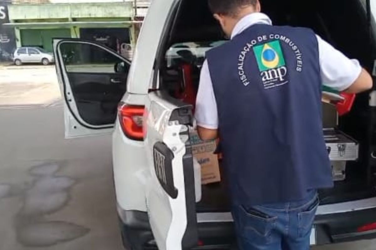 Polícia e ANP interditam posto com suspeita de adulteração de combustíveis em Praia Grande, SP