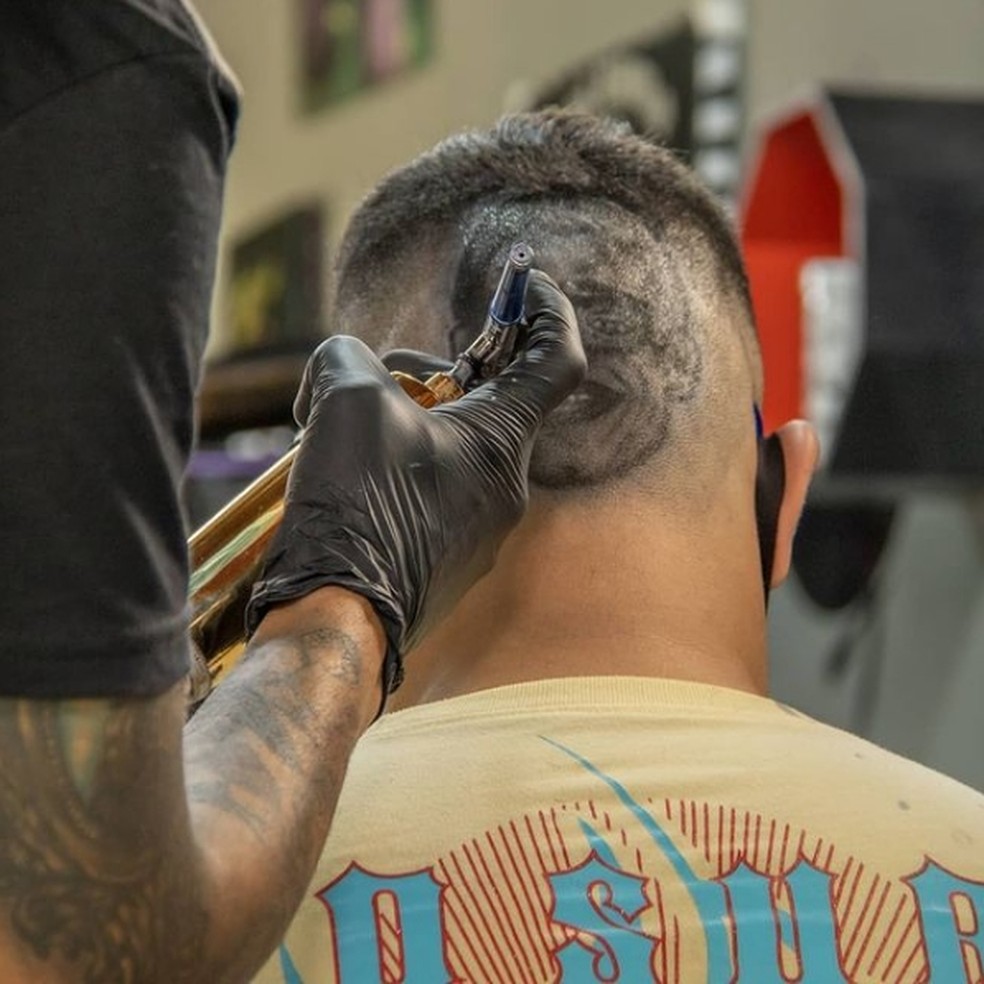 Barbeiro faz sucesso com cortes de cabelo em realismo e freestyle