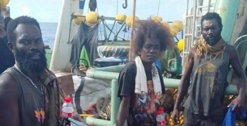 Os três sobreviventes ficaram à deriva pelo Oceano Pacífico durante 70 dias antes de serem resgatados. — Foto: Reprodução/NBC Bougainville News