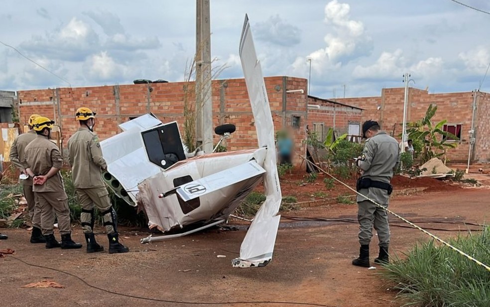 Avião de pequeno porte caiu em Trindade, na Região Metropolitana de Goiânia — Foto: Divulgação/Corpo de Bombeiros