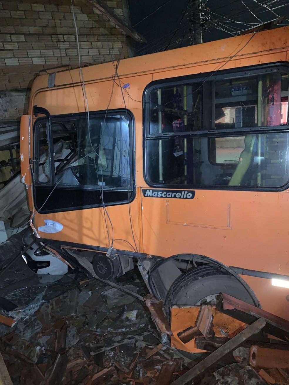 Após bater no muro, o ônibus invadiu a garagem da casa e danificou os pilares do imóvel. — Foto: Polícia Militar