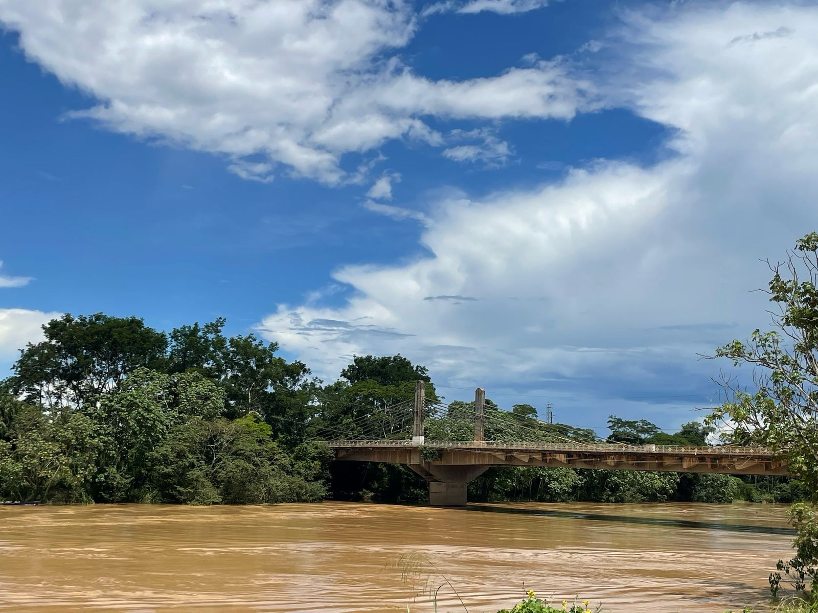 Rio Acre mantém subida e já atinge 700 famílias em Rio Branco; governo pede ajuda federal