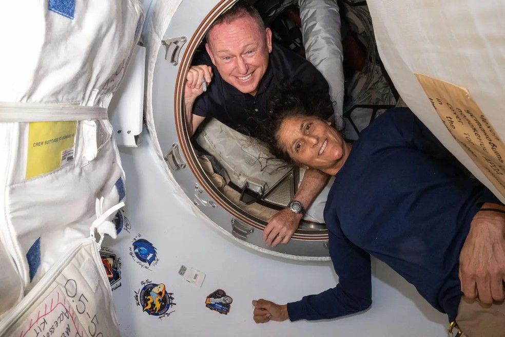 Os astronautas Butch Wilmore e Suni Williams tero que esperar at o fim de fevereiro para voltar para casa. — Foto: NASA/Divulgao