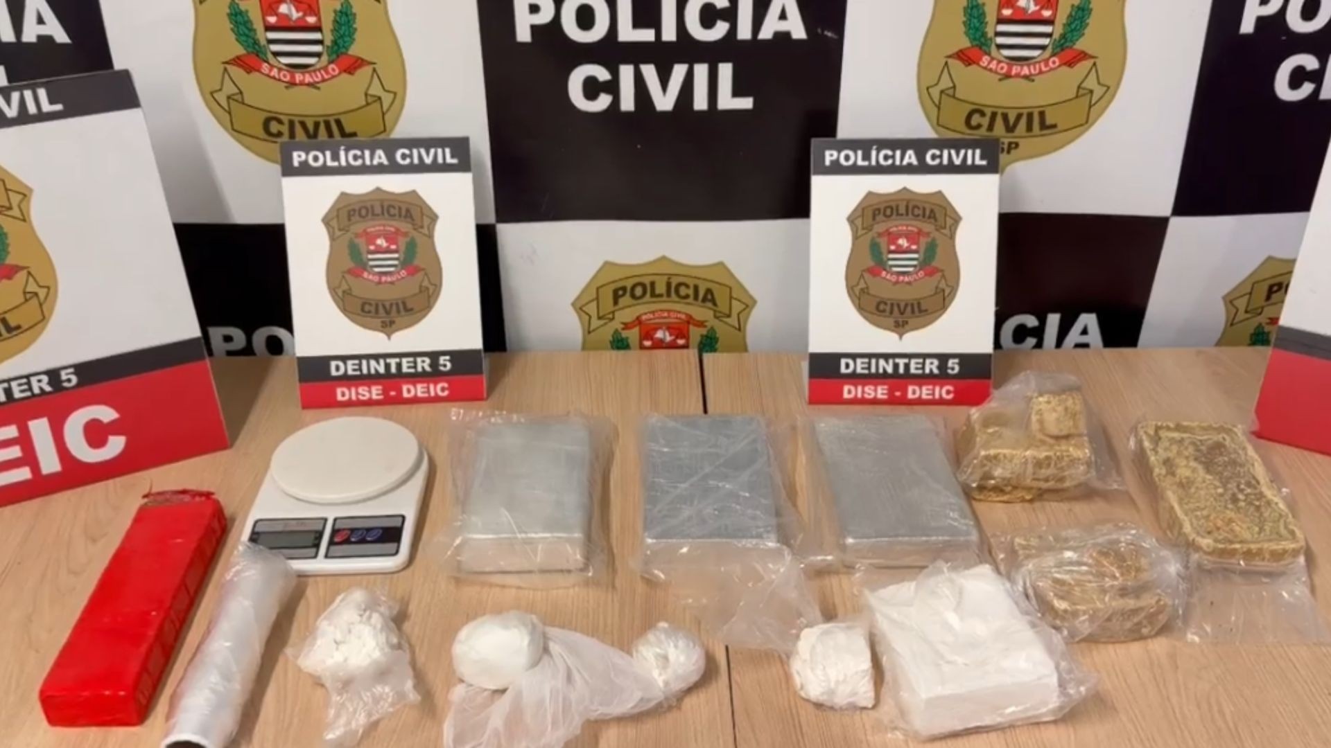 Cozinheira é presa por tráfico de drogas na frente da escola onde trabalha no interior de SP