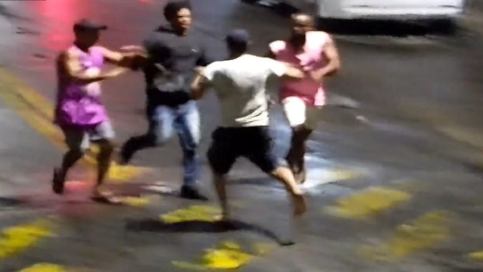 Pai e filho morrem ao serem esfaqueados durante briga generalizada em Aracruz, no Espírito Santo — Foto: Reprodução