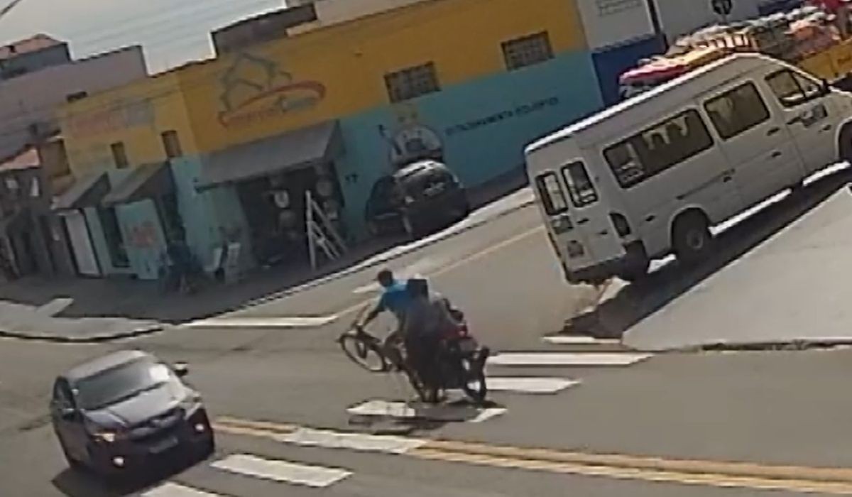 VÍDEO: acidente entre moto e bicicleta deixa dois feridos em Limeira